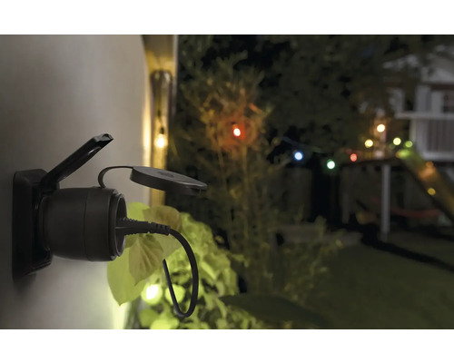 Außensteckdose mit angeschlossenem Stecker im Garten