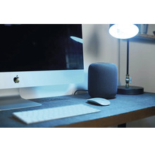 Arbeitsplatz mit Computer, Lautsprecher und Lampe