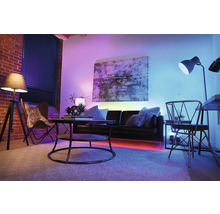 Wohnzimmer mit Sofa, Couchtisch, Stehlampe und Wandkunst für eine gemütliche Atmosphäre
