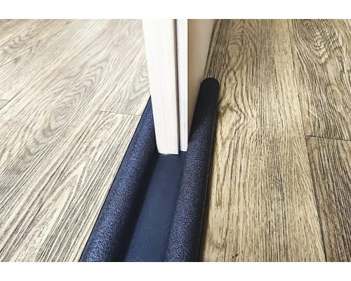 Türdichtung auf Holzboden vor einer Tür