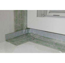 Detailansicht einer Fensterabdichtung mit Dichtband