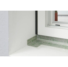 Detailansicht eines Fensters mit Dichtungsband zur Abdichtung.