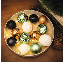 Dekorative Anordnung von Christbaumkugeln in einer Schale mit Lichterkette