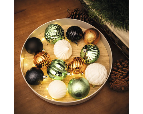 Dekorative Anordnung von Christbaumkugeln in einer Schale mit Lichterkette