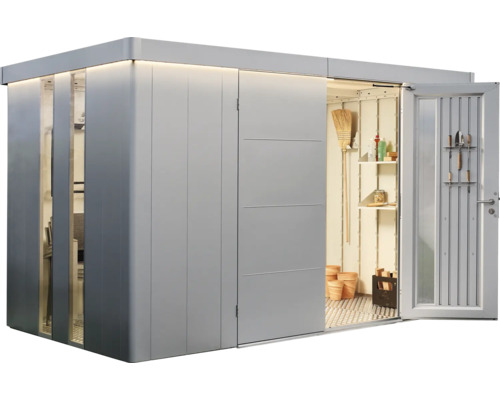 Gartenhaus mit geöffneter Tür, Regalen und Gartengeräten