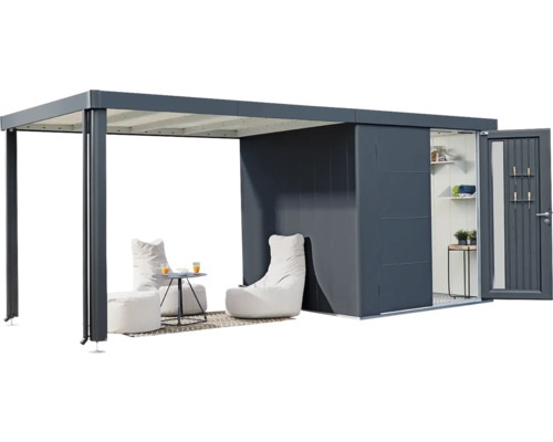 Überdachter Sitzbereich mit Gartenhaus und Lounge Möbeln.