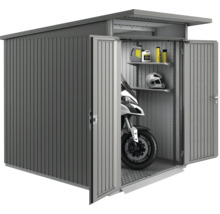 Metall Gerätehaus mit geöffneten Türen, darin ein Motorrad, Regale mit Behältern und ein Helm.