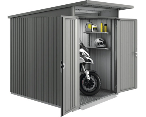 Metall Gerätehaus mit geöffneten Türen, darin ein Motorrad, Regale mit Behältern und ein Helm.