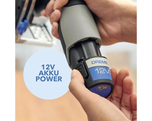 Dremel 12 Volt Akku wird von Händen gehalten