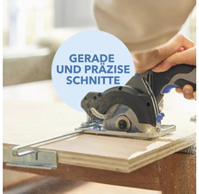 Akkubetriebene Handkreissäge im Einsatz für gerade Schnitte