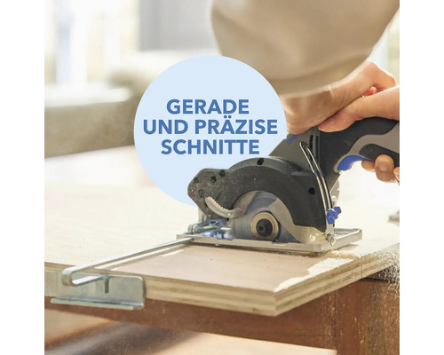 Akkubetriebene Handkreissäge im Einsatz für gerade Schnitte