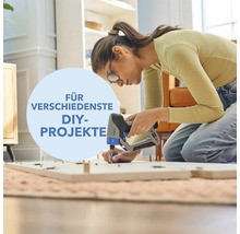 Frau montiert Möbel mit einem Akku-Schrauber für diverse Heimwerkerprojekte
