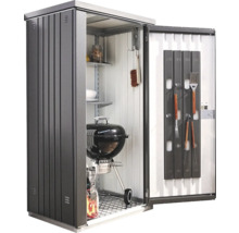 Geöffneter Geräteschrank mit Grill, Grillzubehör und Regalen