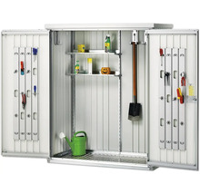 Offener Geräteschrank mit Werkzeugen und Gartenzubehör