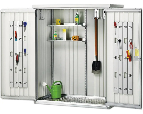Offener Geräteschrank mit Werkzeugen und Gartenzubehör