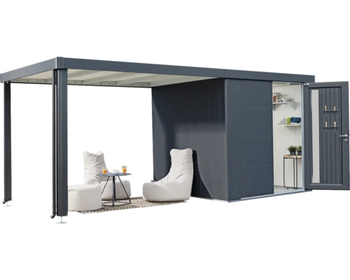 Überdachte Terrasse mit Lounge Möbeln und Gerätehaus