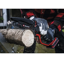Ein Mann sägt einen Holzstamm mit einer Einhell Kettensäge.