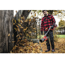 Mann mit Akku-Laubbläser im Garten beim Laubblasen