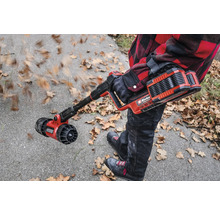 Aufsatz für Akku-Reinigungsbürste im Einsatz gegen Laub