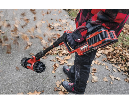 Aufsatz für Akku-Reinigungsbürste im Einsatz gegen Laub