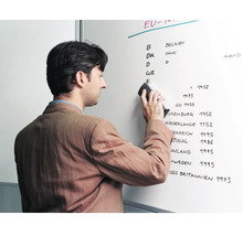 Ein Mann wischt eine Whiteboard-Tafel mit einem Schwamm ab.