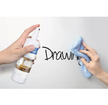 Reinigung eines Whiteboards mit Reiniger und Tuch
