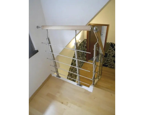 Treppenhaus mit Holztreppe und Edelstahlgeländer