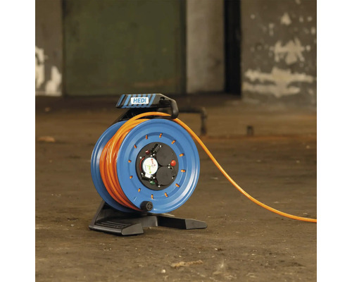 HEDI Kabeltrommel mit orangefarbenem Kabel auf schwarzem Ständer