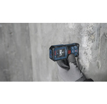 Laser-Entfernungsmesser bei Messung an grauer Wand