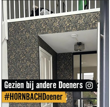 Flur mit gemusterter Tapete, Deckenleuchte und Rauchmelder