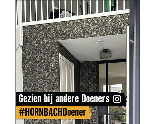 Flur mit gemusterter Tapete, Deckenleuchte und Rauchmelder