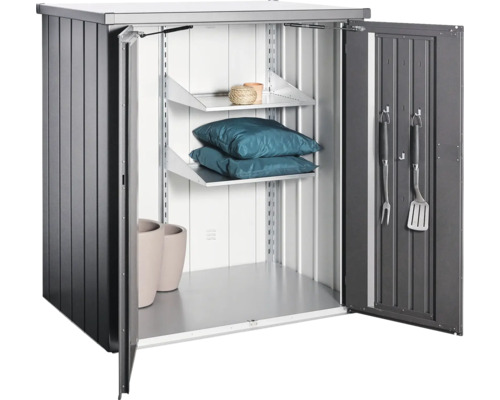 Geräteschrank mit geöffneten Türen, Regalen und Gartenzubehör