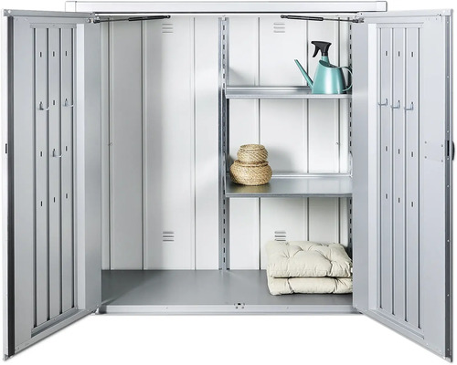 Offener Geräteschrank mit Regalen, Gießkanne, Körben und Kissen