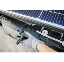 Detailaufnahme eines Solarmoduls mit Kabelverbindung