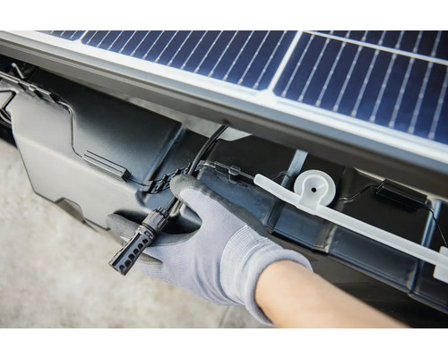 Detailaufnahme eines Solarmoduls mit Kabelverbindung