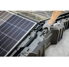 Installation von Solarmodulen auf einem Flachdach mit Unterkonstruktion