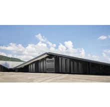 Aufgeständerte Solarmodule auf einem Dach mit LÜBER Logo