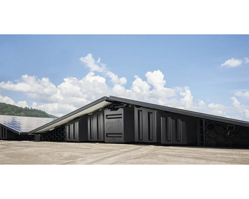 Aufgeständerte Solarmodule auf einem Dach mit LÜBER Logo