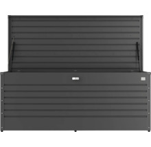 Geöffnete Gartenbox aus Metall zur Aufbewahrung von Gartengeräten und -möbeln