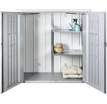 Geöffneter Geräteschrank mit Regalen, Gießkanne, Körben und Kissen
