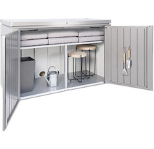 Geöffneter Geräteschrank mit Gartengeräten, Stühlen und Kissen