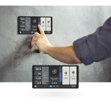 Zwei Smart Home Steuerungsdisplays an der Wand mit Handinteraktion