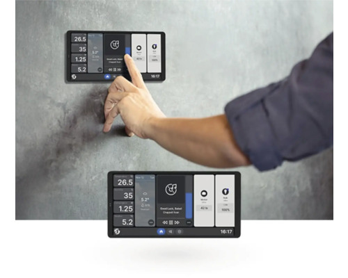 Zwei Smart Home Steuerungsdisplays an der Wand mit Handinteraktion