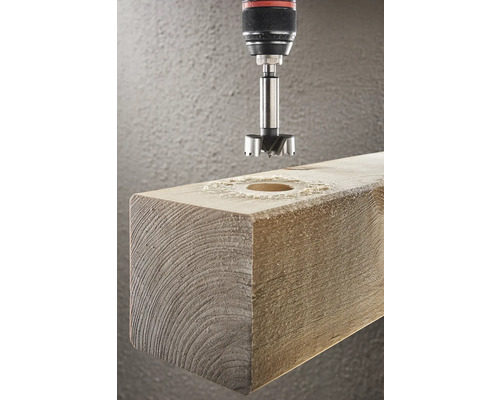 Forstnerbohrer beim Bohren eines Lochs in ein Holzstück