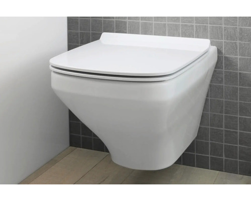 Wandhängendes WC aus Keramik im Badezimmer