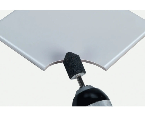 Bohrkrone bearbeitet Fliesenkante