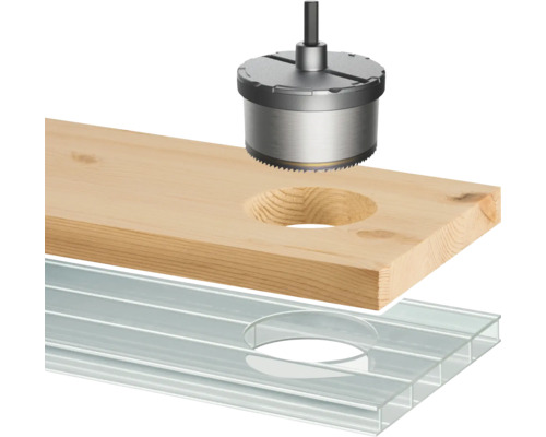 Lochsäge bohrt Loch in Holz und Kunststoffpaneel