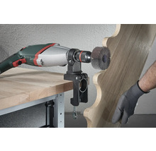 Elektrowerkzeug mit Schleifbürste und Werkstück aus Holz auf einer Werkbank