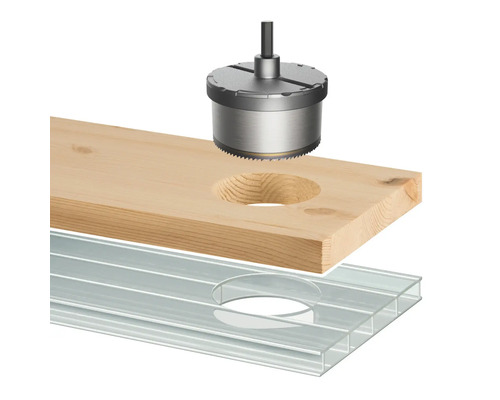 Lochsäge bohrt Loch in Holzbrett über Stegplatte