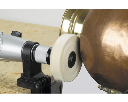 Poliermaschine mit Polieraufsatz beim Polieren eines Metallobjekts